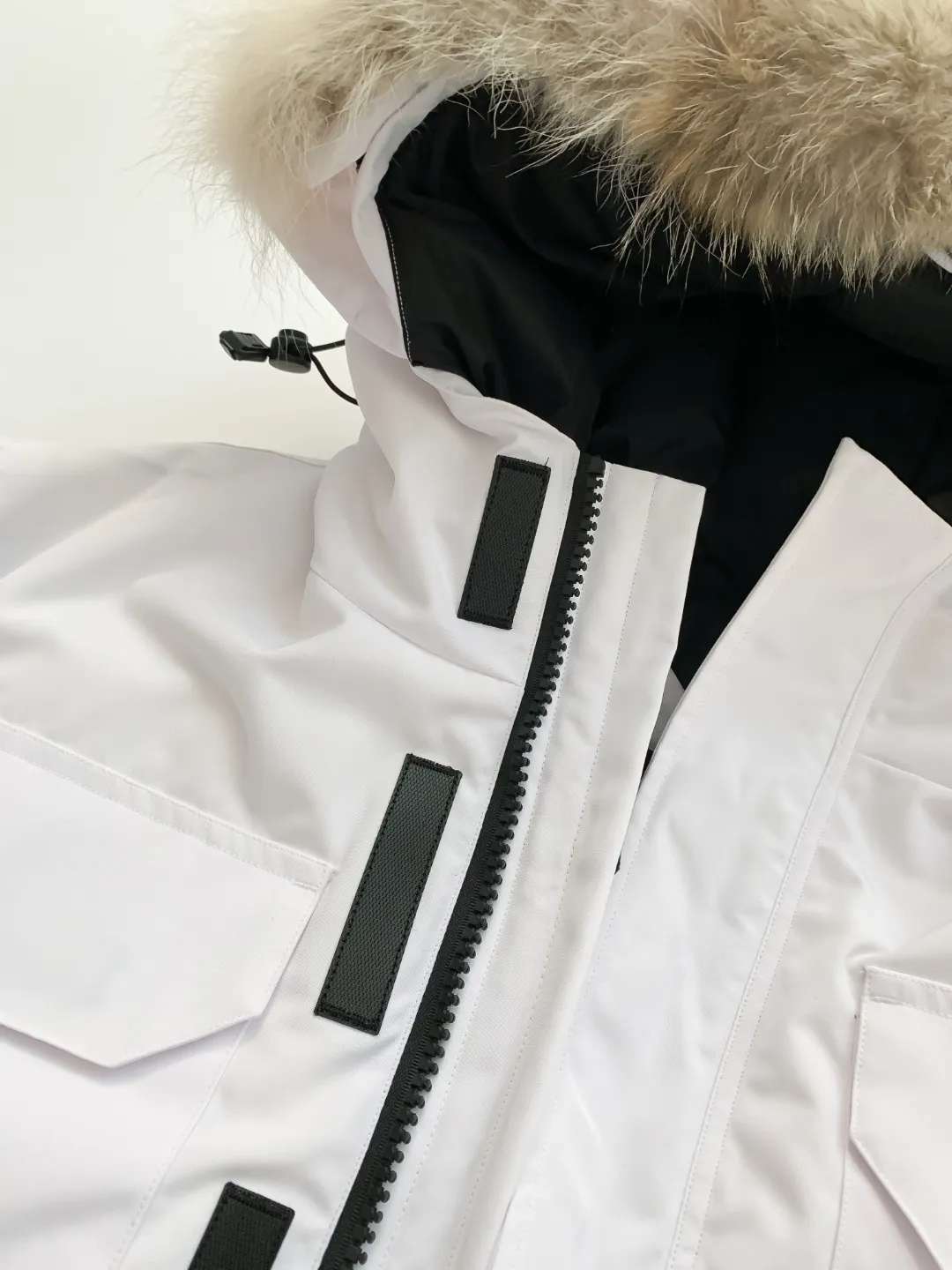 P780 Fake model pictures were taken at home. Colleagues please do not pass them off as stolen pictures! Style number: Y60-🇨🇦CANADA GOOES 24 new styles 08 styles/couple styles Factory direct supply: supplying global purchasing agents, micro-businesses, entities, Tmall, high-end stalls and studio cooperation, free shipping! Canada Goose Expedition Parka 2008 is the same style for men and women. It is mid-length and the most timeless classic. All Arctic and Antarctic scientific expedition teams choose Canada Goose as their cold-proof equipment. It is the Rolls-Royce of down jackets. ➖ Industry-leading anti-counterfeiting chip sensing. ➖ Imported Behringer embroidery machines and customized embroidery labels, the highest level and industry leading. ➖ Imported Korean 21-count polyester-cotton blended original fabric, TC85 waterproof coated fabric, water-repellent, windproof and wear-resistant. ➖ The new national standard 80 white duck down is filled with an average of 520 grams of down. The amount of down filled is industry-leading. ➖ 100% nylon lining with double double-layer sealing design to prevent velvet running, and seamless thread design on the cuffs! ➖ Western Canadian Green Wolf Collar. ➖ Yoshida YKK provides original factory-customized electroplated sliders. YKK two-way lockable zippers are tight and smooth and do not peel off paint. ➖ 3M composite Velcro is durable and the accessories and hardware are all custom-made. Note: Our copywriting is only simple and clear. Instead of bragging about the copywriting, it is better to compare and understand with samples. Only for the purest goose, the most dedicated, the most professional, the highest quality, the highest cost performance! Color: white red blue gray camouflage navy black SIZE:XS-XXL